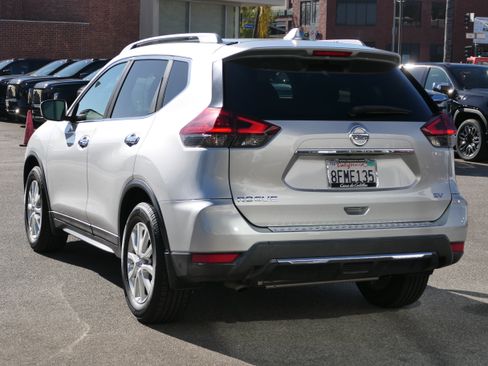 Used 2018 Nissan Rogue SV FWD image 3