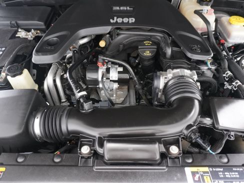 Used 2021 Jeep Wrangler Unlimited Sahara AWD/4WD image 34