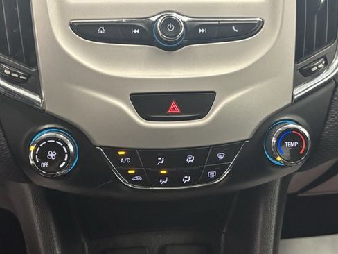 Used 2018 Chevrolet Cruze LS image 17