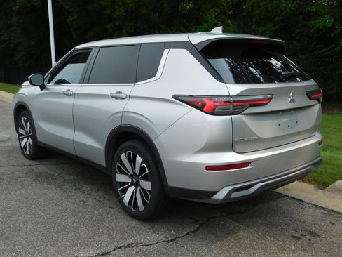 Used 2025 Mitsubishi Outlander SE AWD/4WD image 3