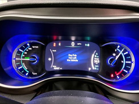 Used 2024 Chrysler Pacifica Select image 13