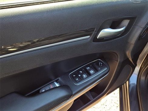 Used 2019 Chrysler 300 Touring image 13