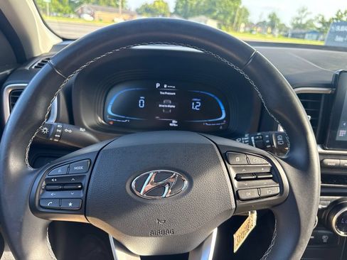 Used 2023 Hyundai Venue SEL FWD image 18