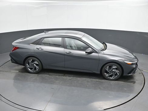 Used 2025 Hyundai Elantra Limited image 41