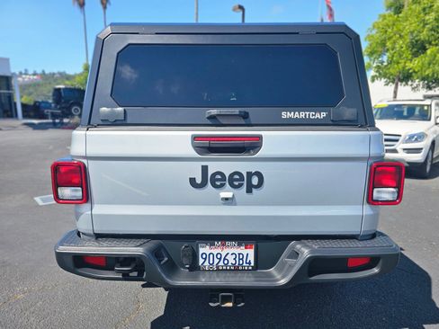 Used 2023 Jeep Gladiator Sport AWD/4WD image 3