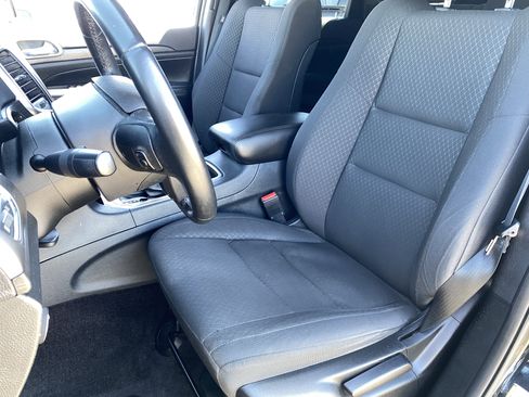 Used 2018 Jeep Grand Cherokee Laredo AWD/4WD image 16
