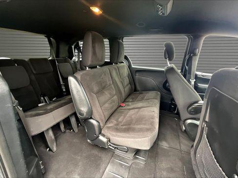 Used 2018 Dodge Grand Caravan SE FWD image 23