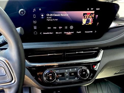 Used 2025 Buick Envista Sport Touring w/ Experience Buick Package FWD image 23