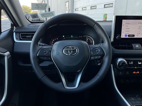 Used 2025 Toyota RAV4 XLE image 33