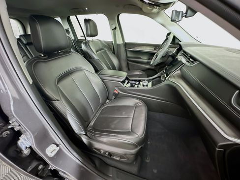 Used 2023 Jeep Grand Cherokee Limited w/ Luxury Tech Group II image 31