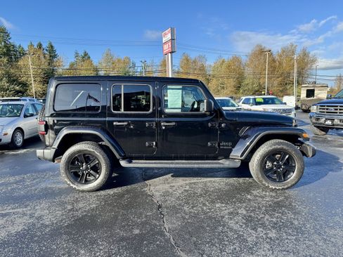 Used 2021 Jeep Wrangler Unlimited Sahara AWD/4WD image 3