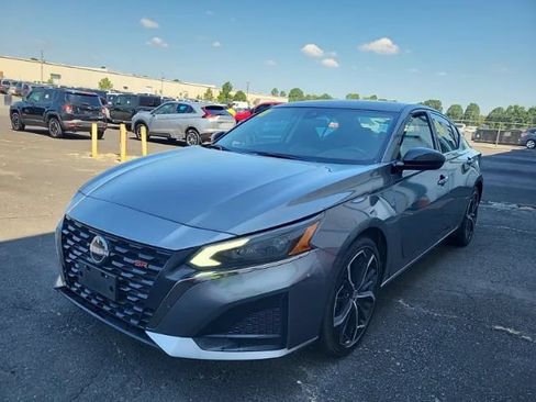 Used 2023 Nissan Altima 2.5 SR FWD image 1