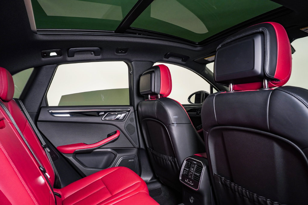 Certified 2026 Porsche Macan AWD/4WD image 16
