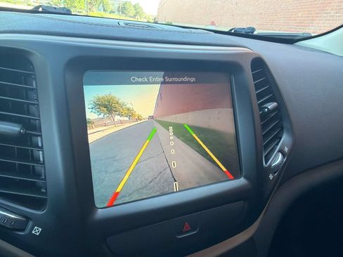 Used 2017 Jeep Cherokee Limited AWD/4WD image 11