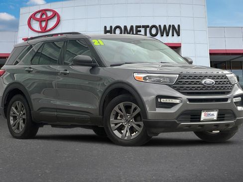 Used 2021 Ford Explorer XLT w/ Equipment Group 202A image 2