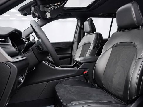 Used 2023 Jeep Grand Cherokee Altitude image 12