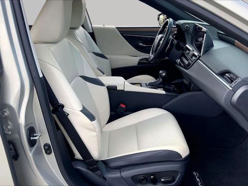 Used 2024 Lexus ES 350 w/ Premium Package FWD image 9
