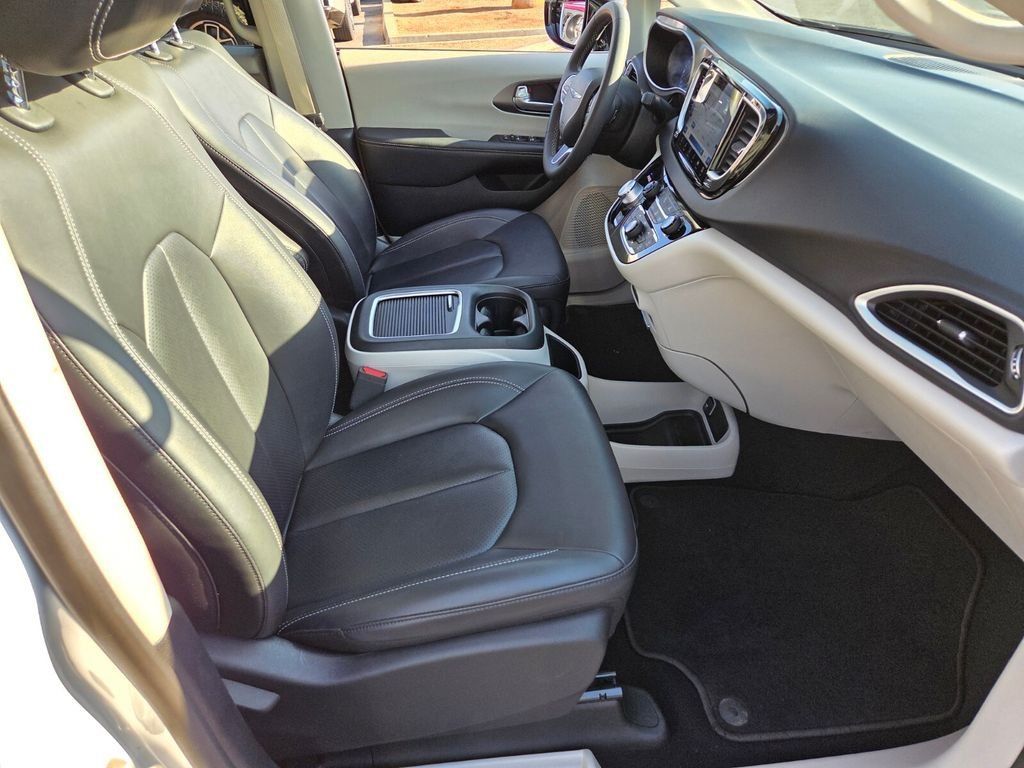 Used 2024 Chrysler Pacifica Touring-L FWD image 20