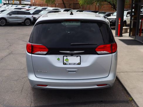 Used 2023 Chrysler Voyager LX image 10