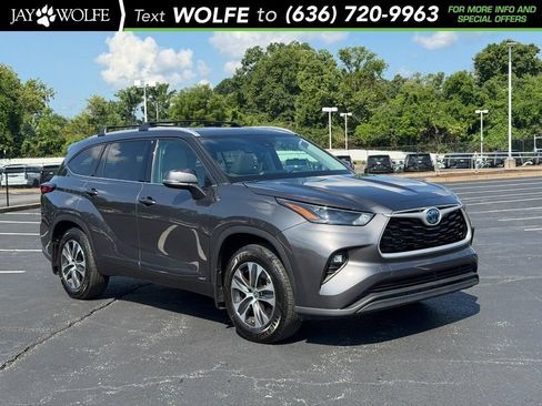 Used 2022 Toyota Highlander XLE AWD/4WD image 1