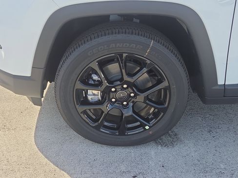 New 2026 Jeep Compass Latitude image 11