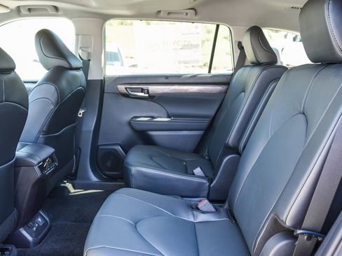 New 2026 Toyota Highlander Limited image 18