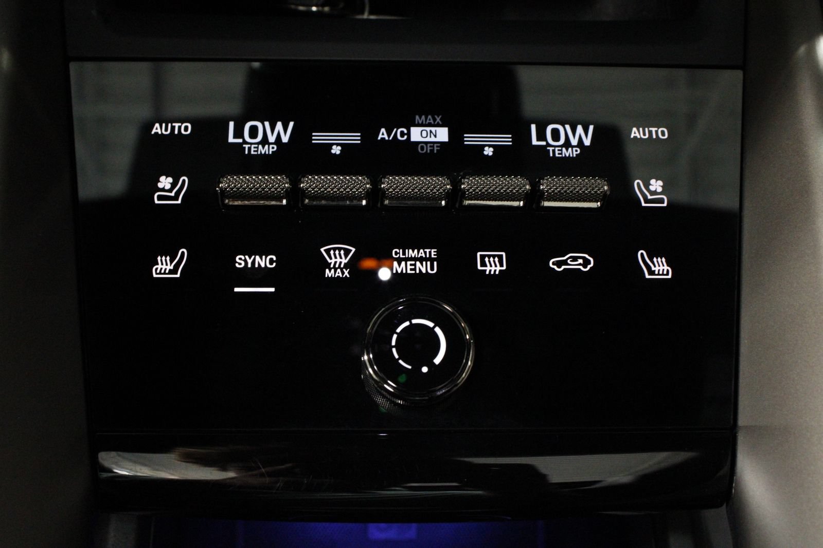 Certified 2025 Porsche Macan Turbo Electric AWD/4WD image 29