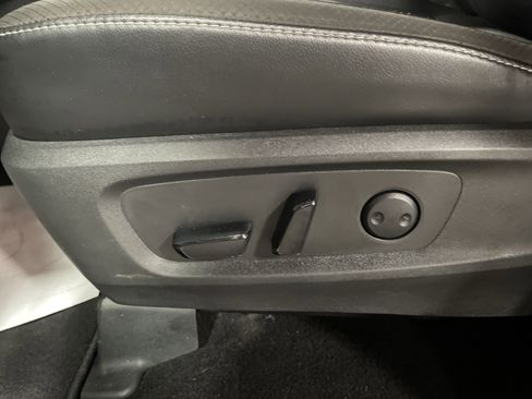 Used 2023 Nissan Pathfinder SL w/ Black Appearance Package image 9