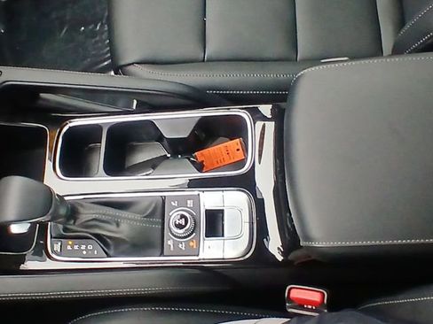 Used 2025 Kia Telluride EX w/ EX Captain's Chair Package image 21