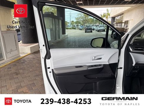Used 2025 Toyota Sienna XLE image 18