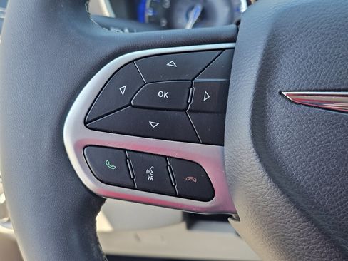 Used 2023 Chrysler Pacifica Touring-L FWD image 21
