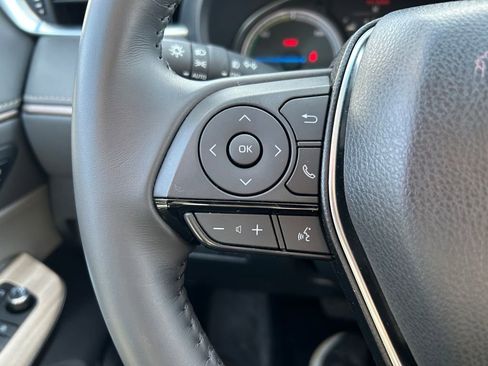 Used 2024 Toyota Venza XLE image 18