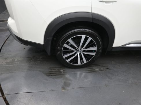 Used 2024 Nissan Pathfinder Platinum image 11