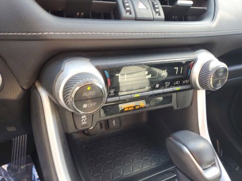 Used 2021 Toyota RAV4 XLE Premium image 30