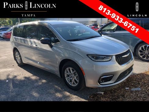 Used 2024 Chrysler Pacifica Touring-L w/ Uconnect Theater Family Group FWD image 5