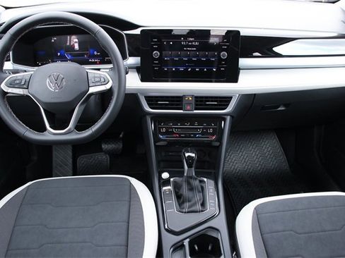 New 2026 Volkswagen Taos SE image 24