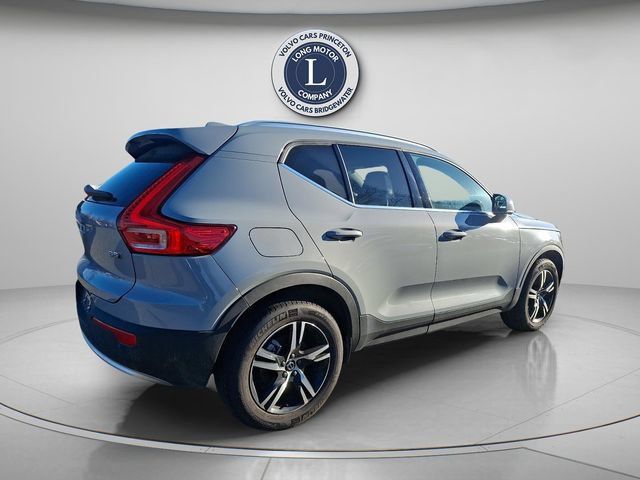 Certified 2025 Volvo XC40 B5 Core AWD/4WD image 4