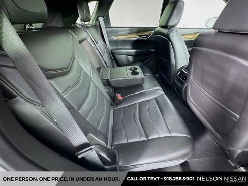 Used 2017 Cadillac XT5 Platinum AWD/4WD image 29