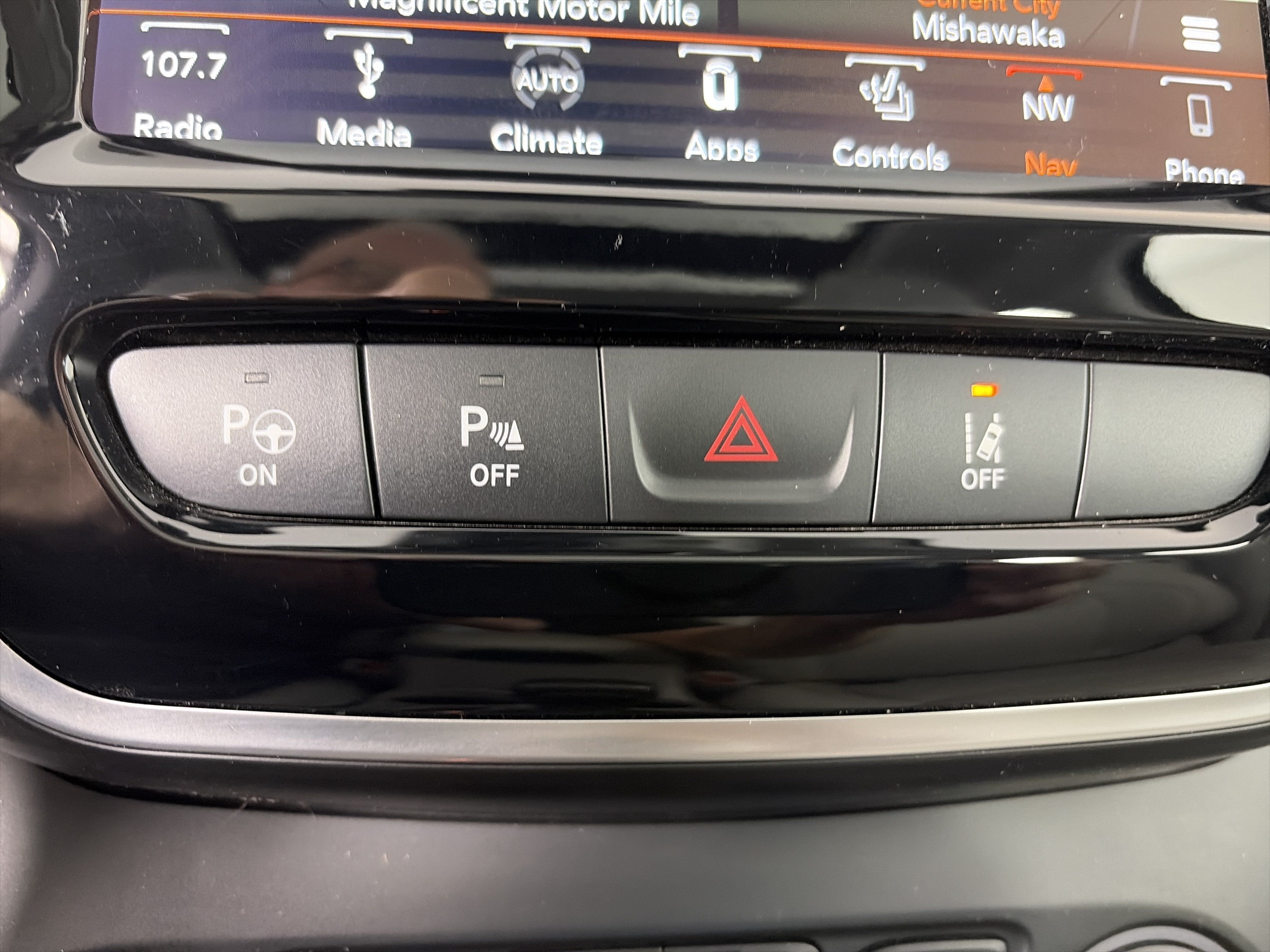 Used 2019 Jeep Cherokee Limited w/ Luxury Group AWD/4WD image 27