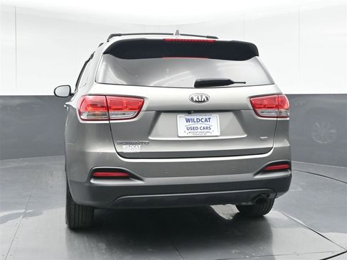 Used 2017 Kia Sorento LX w/ LX Convenience Package FWD image 6