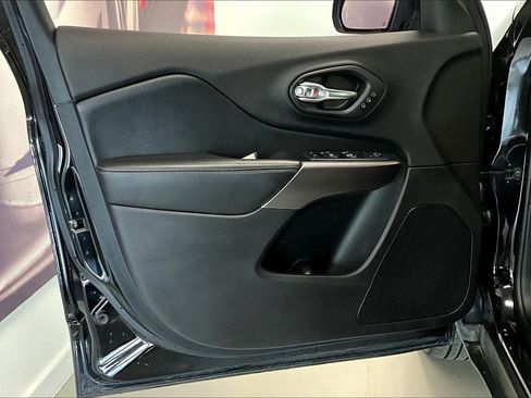 Used 2020 Jeep Cherokee Limited image 24