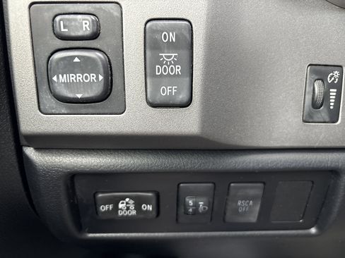 Used 2012 Toyota Tundra 4x4 CrewMax image 28