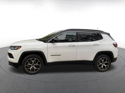 Used 2025 Jeep Compass Limited image 4