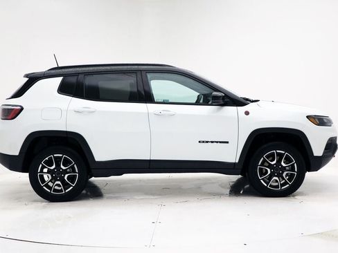 Used 2025 Jeep Compass Trailhawk AWD/4WD image 3