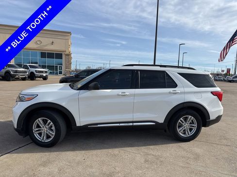 Certified 2022 Ford Explorer XLT image 3