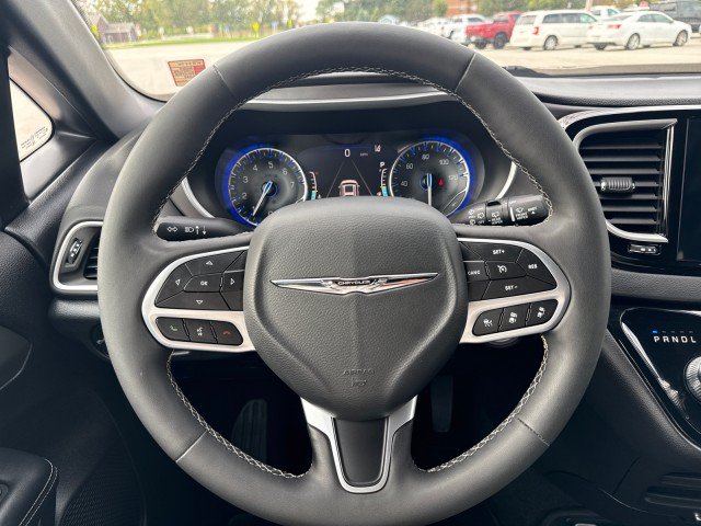 Used 2025 Chrysler Pacifica Select FWD image 18