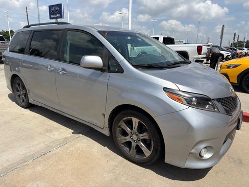 Used 2015 Toyota Sienna SE FWD image 4