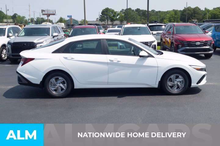 Used 2026 Hyundai Elantra SE FWD image 4