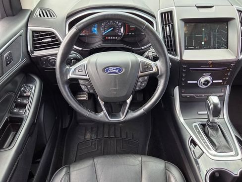 Used 2018 Ford Edge Titanium w/ Technology Package FWD image 11
