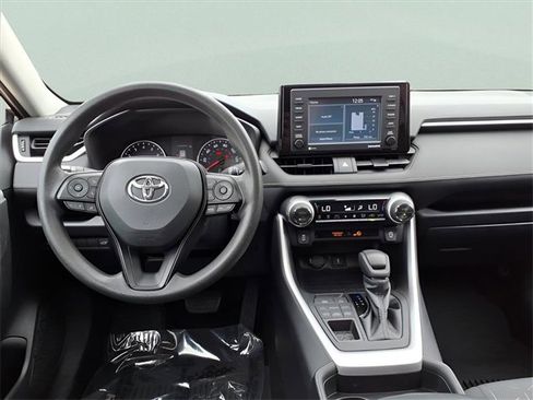 Used 2020 Toyota RAV4 XLE image 18